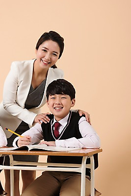 포토 JPG 스튜디오촬영 학생 여자 남자 교복 남학생 의자 실내 서기 웃음 앉기 상반신 성인 두명 앞모습 10대 책 30대 연필 교사 한국인 가르침 책상 어깨에손 남중생 국내포토 직업 옷 교육 뷰포인트 가구 모션 중학생 청소년 학용품 표정 사람 동양인 내부 장년 필기구 파일형식