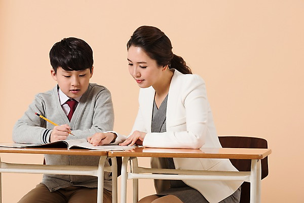 포토 JPG 스튜디오촬영 학생 응시 여자 남자 교복 남학생 의자 실내 앉기 상반신 성인 두명 앞모습 10대 책 30대 연필 교사 한국인 가르침 책상 남중생 국내포토 직업 시선 옷 교육 뷰포인트 가구 모션 중학생 청소년 학용품 사람 동양인 내부 장년 필기구 파일형식