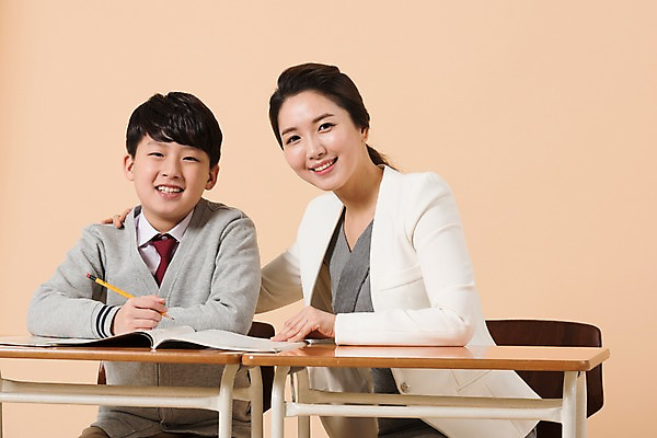 포토 JPG 스튜디오촬영 학생 여자 남자 교복 남학생 의자 실내 미소 앉기 상반신 성인 두명 앞모습 10대 책 30대 연필 교사 한국인 가르침 책상 남중생 국내포토 직업 옷 교육 뷰포인트 가구 모션 중학생 청소년 학용품 표정 사람 동양인 내부 장년 필기구 파일형식