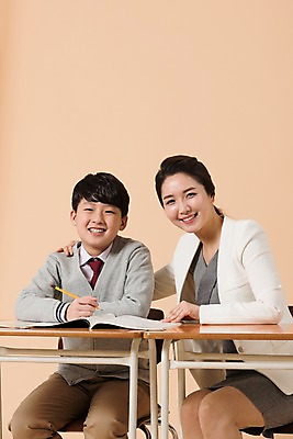 포토 JPG 스튜디오촬영 학생 여자 남자 교복 남학생 의자 실내 미소 앉기 상반신 성인 두명 앞모습 10대 책 30대 연필 교사 한국인 가르침 책상 어깨에손 남중생 국내포토 직업 옷 교육 뷰포인트 가구 모션 중학생 청소년 학용품 표정 사람 동양인 내부 장년 필기구 파일형식