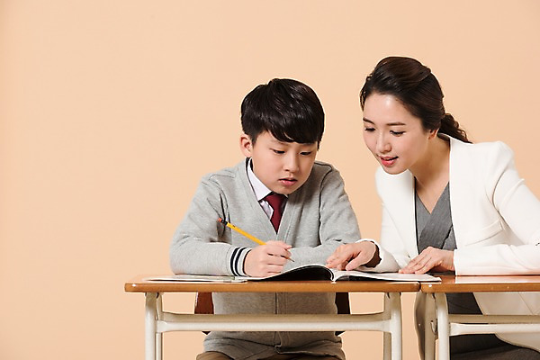 포토 JPG 스튜디오촬영 학생 응시 여자 남자 교복 남학생 의자 실내 앉기 상반신 성인 두명 앞모습 10대 책 30대 연필 교사 한국인 가리킴 가르침 책상 남중생 국내포토 직업 시선 옷 교육 뷰포인트 가구 모션 중학생 청소년 학용품 사람 동양인 손짓 내부 장년 필기구 파일형식