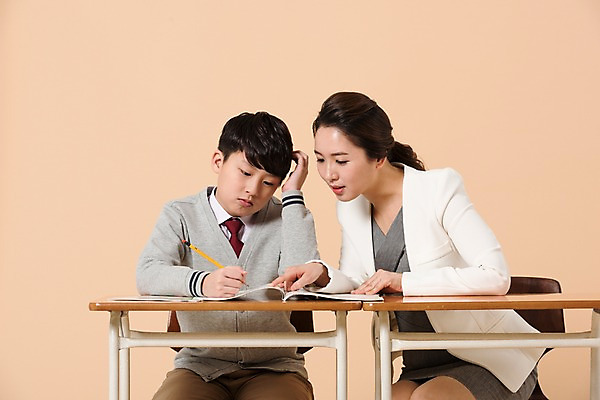 포토 JPG 스튜디오촬영 학생 여자 남자 교복 남학생 의자 실내 앉기 상반신 성인 두명 앞모습 10대 책 30대 연필 교사 한국인 가리킴 가르침 책상 남중생 국내포토 직업 옷 교육 뷰포인트 가구 모션 중학생 청소년 학용품 사람 동양인 손짓 내부 장년 필기구 파일형식