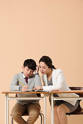 포토 JPG 스튜디오촬영 학생 여자 남자 교복 남학생 의자 실내 설명 앉기 상반신 성인 두명 앞모습 10대 책 30대 펜 교사 한국인 가리킴 가르침 책상 남중생 국내포토 직업 옷 교육 뷰포인트 가구 모션 중학생 청소년 사람 동양인 손짓 내부 장년 필기구 파일형식
