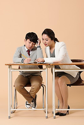 포토 JPG 스튜디오촬영 전신 학생 여자 남자 교복 남학생 의자 실내 설명 앉기 성인 두명 앞모습 10대 책 30대 펜 교사 한국인 가리킴 가르침 책상 남중생 국내포토 직업 옷 교육 뷰포인트 가구 모션 중학생 청소년 사람 동양인 손짓 내부 장년 필기구 파일형식