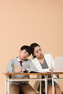 포토 JPG 스튜디오촬영 학생 여자 남자 교복 남학생 의자 실내 앉기 상반신 성인 두명 앞모습 10대 책 30대 노트북 펜 교사 한국인 기록 한숨 책상 머리맞대기 남중생 국내포토 직업 옷 뷰포인트 가구 모션 중학생 청소년 사람 동양인 내부 장년 전자제품 필기구 파일형식