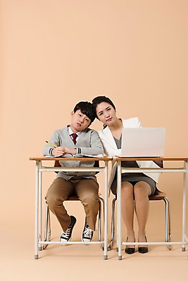포토 JPG 스튜디오촬영 전신 학생 여자 남자 교복 남학생 의자 실내 앉기 성인 두명 앞모습 10대 30대 노트북 펜 교사 공책 한국인 찡그림 책상 머리맞대기 남중생 국내포토 직업 옷 뷰포인트 가구 모션 중학생 청소년 문구용품 표정 사람 동양인 내부 장년 전자제품 필기구 파일형식
