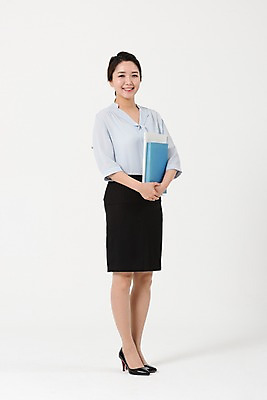 포토 JPG 스튜디오촬영 전신 여자 포즈 실내 한명 서기 미소 성인 앞모습 책 30대 교사 한국인 손모으기 세미정장 여자만 성인여자한명만 국내포토 직업 1 뷰포인트 모션 표정 사람 동양인 정장 손짓 내부 장년 여자한명만 성인여자만 파일형식