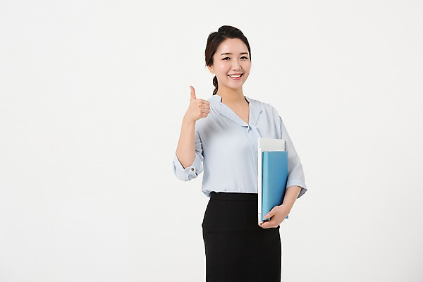 포토 JPG 스튜디오촬영 여자 포즈 실내 한명 서기 미소 상반신 성인 앞모습 책 30대 교사 한국인 엄지손가락 최고 세미정장 여자만 성인여자한명만 국내포토 직업 1 뷰포인트 손가락 모션 표정 사람 동양인 정장 내부 장년 여자한명만 성인여자만 파일형식