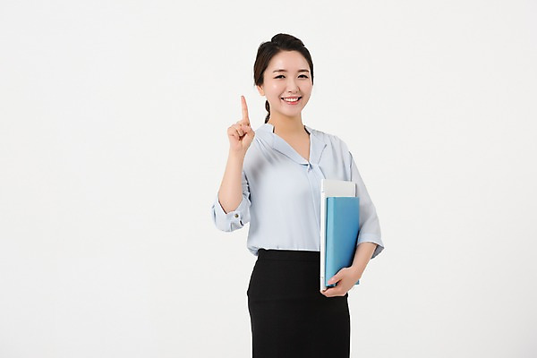포토 JPG 스튜디오촬영 여자 포즈 실내 한명 서기 미소 상반신 성인 앞모습 책 30대 교사 한국인 검지손가락 세미정장 여자만 성인여자한명만 국내포토 직업 1 뷰포인트 손가락 모션 표정 사람 동양인 정장 내부 장년 여자한명만 성인여자만 파일형식
