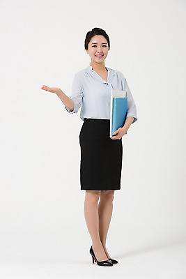 포토 JPG 스튜디오촬영 전신 여자 포즈 안내 실내 한명 서기 미소 성인 앞모습 책 30대 교사 한국인 세미정장 여자만 성인여자한명만 국내포토 직업 1 뷰포인트 모션 표정 사람 동양인 정장 내부 장년 여자한명만 성인여자만 파일형식