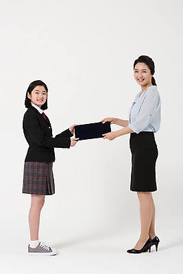 포토 JPG 스튜디오촬영 전신 학생 여학생 여자 교복 실내 서기 미소 성인 두명 옆모습 10대 30대 교사 한국인 상패 여중생 수여 여자만 국내포토 직업 옷 뷰포인트 모션 중학생 청소년 표정 사람 동양인 내부 장년 상_우승 파일형식