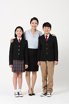 포토 JPG 스튜디오촬영 전신 학생 여학생 여자 남자 교복 남학생 실내 서기 미소 성인 앞모습 10대 세명 30대 교사 한국인 여중생 어깨에손 남중생 국내포토 직업 옷 뷰포인트 모션 중학생 청소년 표정 사람 동양인 내부 장년 파일형식 인종