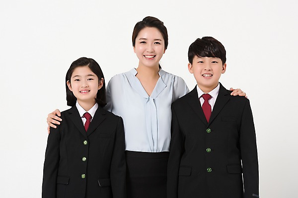 포토 JPG 스튜디오촬영 학생 여학생 여자 남자 교복 남학생 실내 서기 미소 상반신 성인 앞모습 10대 세명 30대 교사 한국인 여중생 어깨에손 남중생 국내포토 직업 옷 뷰포인트 모션 중학생 청소년 표정 사람 동양인 내부 장년 파일형식