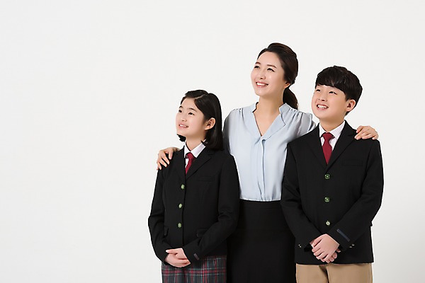 포토 JPG 스튜디오촬영 학생 응시 여학생 여자 남자 교복 남학생 실내 서기 미소 상반신 성인 앞모습 10대 세명 30대 교사 한국인 여중생 손모으기 공손 어깨에손 남중생 국내포토 직업 시선 옷 뷰포인트 모션 중학생 청소년 표정 사람 동양인 손짓 내부 장년 파일형식