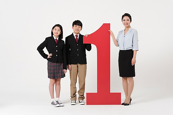 포토 JPG 스튜디오촬영 전신 1 학생 배너 여학생 여자 남자 교복 남학생 허리손 실내 서기 미소 성인 앞모습 10대 세명 30대 숫자 교사 한국인 여중생 남중생 국내포토 직업 문자 옷 뷰포인트 포즈 모션 중학생 청소년 표정 사람 동양인 내부 장년 파일형식