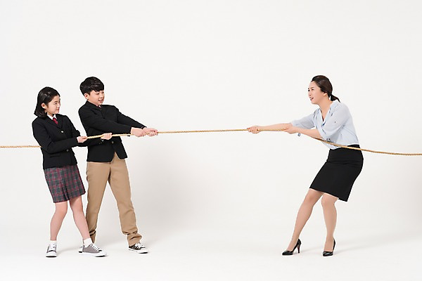 포토 JPG 스튜디오촬영 전신 학생 여학생 여자 남자 교복 줄 남학생 실내 서기 성인 옆모습 10대 세명 30대 교사 한국인 찡그림 당기기 여중생 줄다리기 남중생 국내포토 직업 옷 뷰포인트 모션 중학생 청소년 놀이 표정 사람 동양인 내부 장년 파일형식