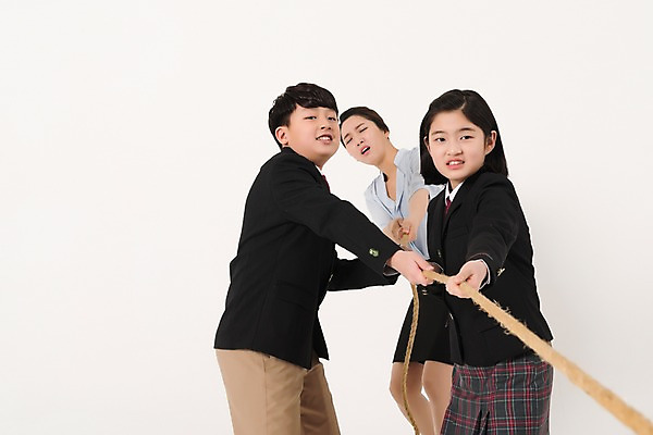 포토 JPG 스튜디오촬영 학생 응시 여학생 여자 남자 교복 남학생 실내 서기 상반신 성인 앞모습 10대 세명 30대 교사 한국인 찡그림 당기기 여중생 줄다리기 남중생 국내포토 직업 시선 옷 뷰포인트 모션 중학생 청소년 놀이 표정 사람 동양인 내부 장년 파일형식