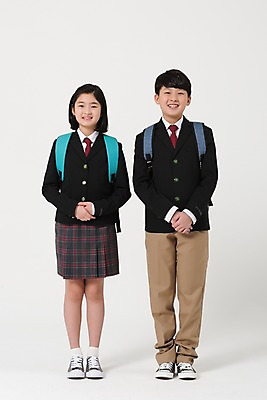 포토 JPG 스튜디오촬영 전신 학생 여학생 여자 남자 교복 남학생 책가방 실내 서기 미소 두명 앞모습 10대 친구 한국인 여중생 손모으기 공손 십대만 남중생 국내포토 옷 뷰포인트 가방 관계 모션 중학생 청소년 표정 사람 동양인 손짓 내부 파일형식