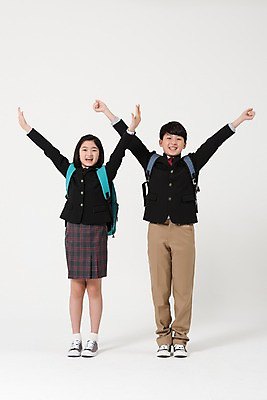 포토 JPG 스튜디오촬영 전신 학생 여학생 여자 남자 교복 남학생 팔벌리기 책가방 실내 서기 웃음 두명 앞모습 10대 친구 한국인 여중생 십대만 남중생 국내포토 옷 뷰포인트 가방 관계 모션 중학생 청소년 표정 사람 동양인 내부 파일형식 잡화 인종