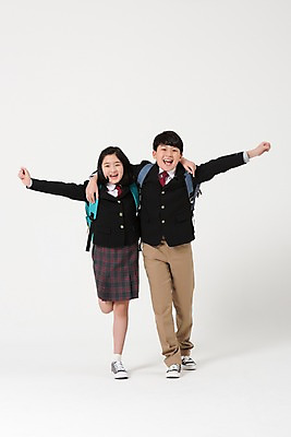포토 JPG 스튜디오촬영 전신 학생 여학생 여자 남자 교복 남학생 팔벌리기 어깨동무 책가방 실내 서기 미소 두명 앞모습 10대 친구 한국인 여중생 십대만 남중생 국내포토 옷 뷰포인트 포즈 가방 관계 모션 중학생 청소년 표정 사람 동양인 내부 파일형식