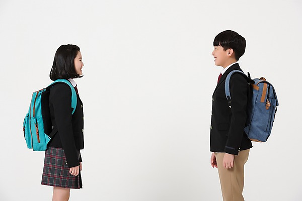 포토 JPG 스튜디오촬영 학생 응시 여학생 여자 남자 교복 남학생 책가방 실내 서기 미소 상반신 두명 옆모습 10대 친구 마주보기 한국인 여중생 십대만 남중생 국내포토 시선 옷 뷰포인트 가방 관계 모션 중학생 청소년 표정 사람 동양인 내부 파일형식 잡화 인종