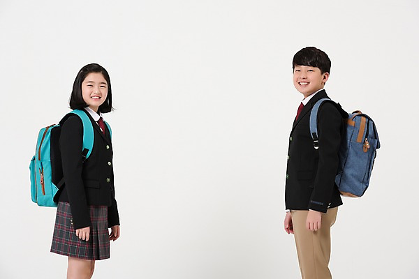 포토 JPG 스튜디오촬영 학생 여학생 여자 남자 교복 남학생 책가방 실내 서기 미소 상반신 두명 옆모습 10대 친구 마주보기 한국인 여중생 십대만 남중생 국내포토 옷 뷰포인트 가방 관계 모션 중학생 청소년 표정 사람 동양인 내부 파일형식