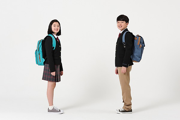 포토 JPG 스튜디오촬영 전신 학생 여학생 여자 남자 교복 남학생 책가방 실내 서기 미소 두명 옆모습 10대 친구 마주보기 한국인 여중생 십대만 남중생 국내포토 옷 뷰포인트 가방 관계 모션 중학생 청소년 표정 사람 동양인 내부 파일형식