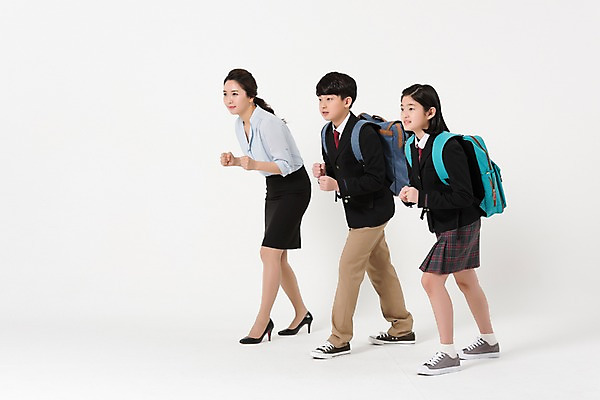 포토 JPG 스튜디오촬영 전신 학생 응시 여학생 여자 남자 교복 남학생 책가방 실내 서기 성인 옆모습 10대 세명 30대 달리기 교사 한국인 여중생 준비자세 남중생 국내포토 직업 시선 옷 뷰포인트 포즈 가방 모션 중학생 청소년 사람 동양인 내부 장년 준비 파일형식