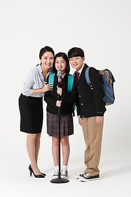 포토 JPG 스튜디오촬영 전신 학생 여학생 여자 남자 교복 남학생 책가방 실내 말하기 서기 미소 성인 앞모습 10대 세명 30대 교사 한국인 마이크 여중생 남중생 국내포토 직업 옷 뷰포인트 음향기기 가방 모션 중학생 청소년 표정 사람 동양인 내부 장년 파일형식