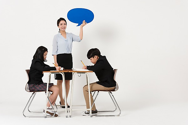포토 JPG 스튜디오촬영 전신 학생 여학생 여자 남자 교복 남학생 말풍선 의자 수업 실내 서기 미소 앉기 성인 앞모습 옆모습 10대 세명 30대 펜 교사 한국인 기록 책상 여중생 남중생 국내포토 직업 옷 교육 뷰포인트 가구 모션 중학생 청소년 표정 사람 동양인 내부 장년 필기구 파일형식