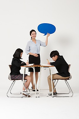 포토 JPG 스튜디오촬영 전신 학생 여학생 여자 남자 교복 남학생 말풍선 의자 실내 서기 미소 앉기 성인 앞모습 옆모습 10대 세명 30대 필기구 펜 교사 공책 한국인 책상 여중생 남중생 국내포토 직업 옷 뷰포인트 가구 모션 중학생 청소년 문구용품 표정 사람 동양인 내부 장년 파일형식 생활용품 인종 오브젝트