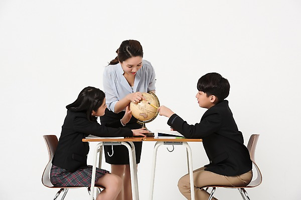 포토 JPG 스튜디오촬영 학생 여학생 여자 남자 교복 남학생 의자 수업 실내 설명 서기 앉기 상반신 성인 앞모습 옆모습 10대 세명 30대 펜 지구본 교사 한국인 가리킴 가르침 책상 여중생 남중생 국내포토 직업 옷 교육 뷰포인트 가구 모션 중학생 청소년 사람 동양인 손짓 내부 장년 필기구 파일형식