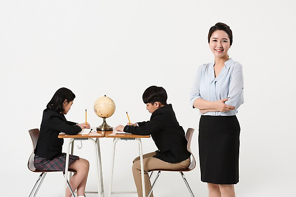 포토 JPG 스튜디오촬영 학생 여학생 여자 남자 교복 남학생 의자 실내 서기 미소 앉기 상반신 성인 앞모습 옆모습 10대 세명 30대 필기구 펜 지구본 교사 한국인 책상 여중생 열심 남중생 국내포토 직업 옷 뷰포인트 가구 모션 중학생 청소년 문구용품 표정 사람 동양인 내부 장년 파일형식