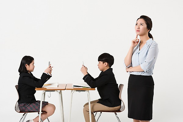 포토 JPG 스튜디오촬영 학생 응시 여학생 여자 남자 교복 남학생 의자 수업 실내 서기 앉기 상반신 성인 옆모습 10대 세명 30대 스마트폰 교사 한국인 책상 고민 여중생 남중생 국내포토 직업 시선 옷 교육 감정 뷰포인트 가구 모션 중학생 청소년 사람 동양인 내부 장년 핸드폰 스마트기기 파일형식