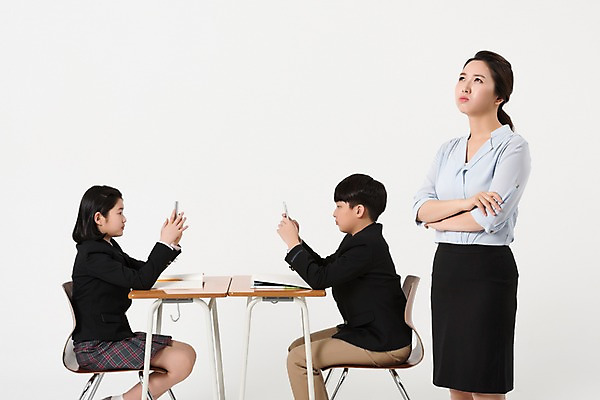 포토 JPG 스튜디오촬영 학생 응시 여학생 여자 남자 교복 남학생 의자 수업 실내 서기 앉기 상반신 성인 옆모습 10대 세명 30대 스마트폰 팔짱 교사 한국인 책상 고민 여중생 남중생 국내포토 직업 시선 옷 교육 감정 뷰포인트 가구 모션 중학생 청소년 사람 동양인 내부 장년 핸드폰 스마트기기 파일형식