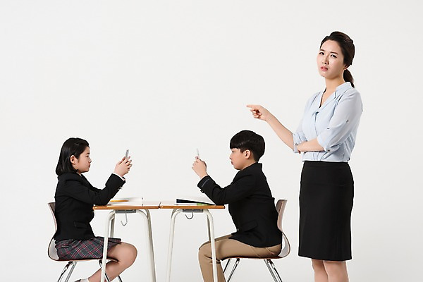 포토 JPG 스튜디오촬영 학생 응시 여학생 여자 남자 교복 남학생 의자 수업 실내 서기 앉기 상반신 성인 옆모습 10대 세명 30대 스마트폰 교사 한국인 가리킴 책상 고민 여중생 남중생 국내포토 직업 시선 옷 교육 감정 뷰포인트 가구 모션 중학생 청소년 사람 동양인 손짓 내부 장년 핸드폰 스마트기기 파일형식