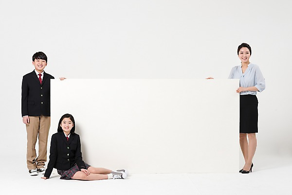 포토 JPG 스튜디오촬영 전신 학생 배너 여학생 여자 남자 교복 남학생 사각프레임 광고판 알림판 실내 서기 미소 앉기 성인 앞모습 10대 세명 30대 교사 한국인 여중생 남중생 국내포토 직업 옷 뷰포인트 모션 중학생 청소년 프레임 표정 사람 동양인 내부 장년 사각형 판 파일형식