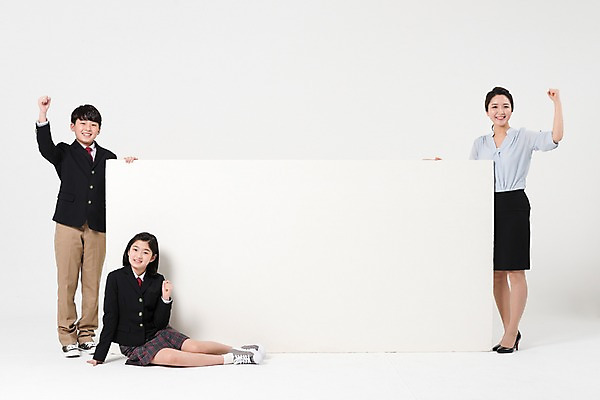 포토 JPG 스튜디오촬영 전신 학생 배너 여학생 여자 남자 교복 남학생 사각프레임 광고판 알림판 실내 서기 앉기 성인 앞모습 10대 세명 30대 손들기 파이팅 교사 주먹 한국인 여중생 남중생 국내포토 직업 옷 뷰포인트 모션 중학생 청소년 프레임 사람 동양인 내부 장년 사각형 판 파일형식