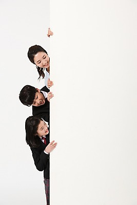 포토 JPG 스튜디오촬영 학생 배너 응시 여학생 여자 남자 교복 남학생 사각프레임 광고판 알림판 실내 미소 상반신 성인 앞모습 10대 세명 30대 교사 한국인 여중생 남중생 국내포토 직업 시선 옷 뷰포인트 중학생 청소년 프레임 표정 사람 동양인 내부 장년 사각형 판 파일형식