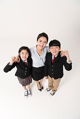포토 JPG 스튜디오촬영 전신 학생 여학생 여자 남자 교복 남학생 어깨동무 실내 서기 미소 성인 앞모습 10대 세명 30대 하이앵글 파이팅 교사 한국인 여중생 남중생 국내포토 직업 옷 뷰포인트 포즈 모션 중학생 청소년 표정 사람 동양인 내부 장년 파일형식