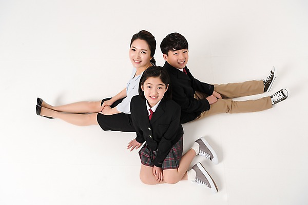 포토 JPG 스튜디오촬영 전신 학생 여학생 여자 남자 교복 남학생 실내 미소 앉기 성인 앞모습 옆모습 10대 세명 30대 하이앵글 교사 한국인 여중생 남중생 국내포토 직업 옷 뷰포인트 모션 중학생 청소년 표정 사람 동양인 내부 장년 파일형식