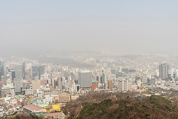 포토 JPG 주간 서울 공해 사람없음 야외 건물 도시 오염 먼지 대기오염 남산 황사 미세먼지 국내포토 자연요소 건축물 한국 환경오염 랜드마크 파일형식