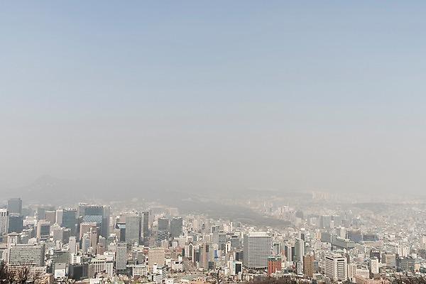 포토 JPG 주간 서울 공해 사람없음 야외 건물 도시 오염 먼지 대기오염 남산 황사 미세먼지 국내포토 자연요소 건축물 한국 환경오염 랜드마크 파일형식