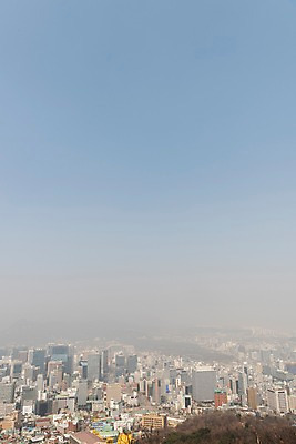 포토 JPG 주간 서울 공해 사람없음 야외 건물 도시 오염 먼지 대기오염 남산 황사 미세먼지 국내포토 자연요소 건축물 한국 환경오염 랜드마크 파일형식