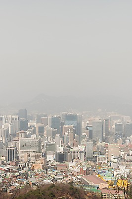 포토 JPG 주간 서울 공해 사람없음 야외 건물 도시 오염 먼지 대기오염 남산 황사 미세먼지 국내포토 자연요소 건축물 한국 환경오염 랜드마크 파일형식