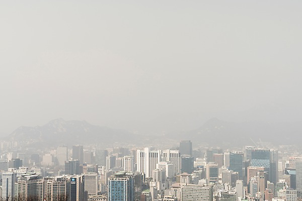 포토 JPG 주간 서울 공해 사람없음 야외 건물 도시 오염 먼지 대기오염 남산 황사 미세먼지 국내포토 자연요소 건축물 한국 환경오염 랜드마크 파일형식