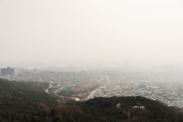 포토 JPG 주간 서울 공해 사람없음 야외 건물 도시 오염 먼지 대기오염 남산 황사 미세먼지 국내포토 자연요소 건축물 한국 환경오염 랜드마크 파일형식