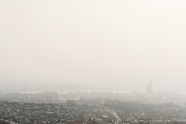 포토 JPG 주간 서울 공해 사람없음 야외 건물 도시 오염 먼지 대기오염 남산 황사 미세먼지 국내포토 자연요소 건축물 한국 환경오염 랜드마크 파일형식