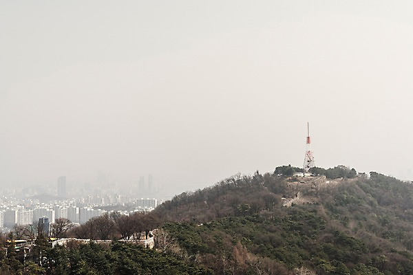 포토 JPG 주간 서울 공해 사람없음 야외 건물 도시 오염 먼지 대기오염 남산 황사 미세먼지 국내포토 자연요소 건축물 한국 환경오염 랜드마크 파일형식