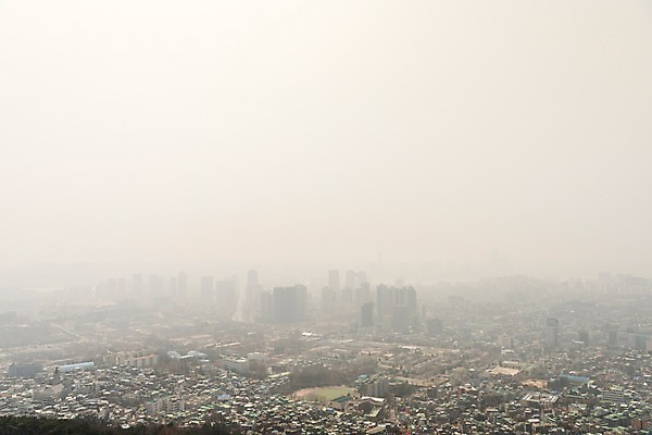 포토 JPG 주간 서울 공해 사람없음 야외 건물 도시 오염 먼지 대기오염 남산 황사 미세먼지 국내포토 자연요소 건축물 한국 환경오염 랜드마크 파일형식